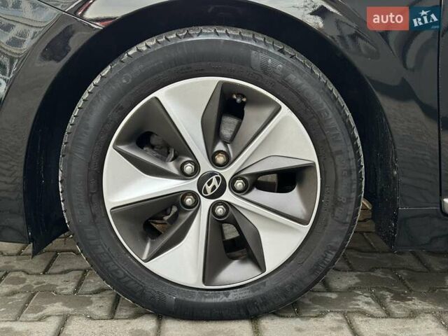 Черный Хендай Ioniq Electric, объемом двигателя 0 л и пробегом 93 тыс. км за 12500 $, фото 79 на Automoto.ua