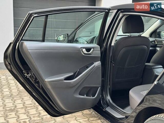 Черный Хендай Ioniq Electric, объемом двигателя 0 л и пробегом 93 тыс. км за 12500 $, фото 55 на Automoto.ua