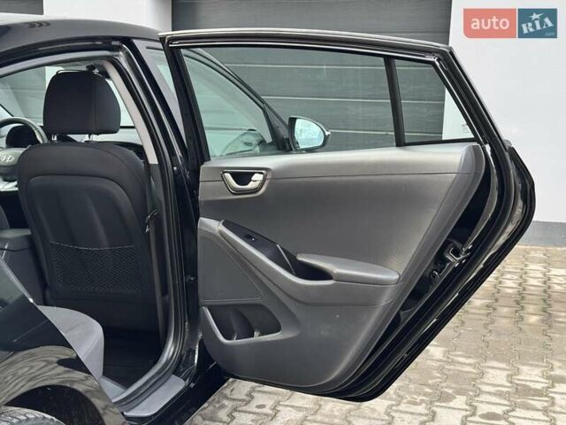 Черный Хендай Ioniq Electric, объемом двигателя 0 л и пробегом 93 тыс. км за 12500 $, фото 50 на Automoto.ua