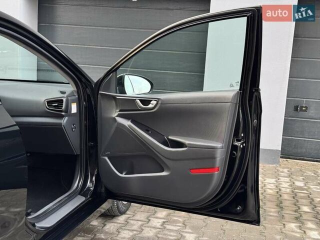 Черный Хендай Ioniq Electric, объемом двигателя 0 л и пробегом 93 тыс. км за 12500 $, фото 49 на Automoto.ua