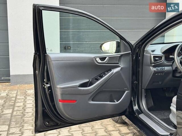Черный Хендай Ioniq Electric, объемом двигателя 0 л и пробегом 93 тыс. км за 12500 $, фото 25 на Automoto.ua