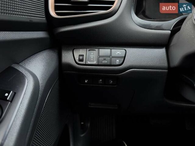 Черный Хендай Ioniq Electric, объемом двигателя 0 л и пробегом 93 тыс. км за 12500 $, фото 29 на Automoto.ua