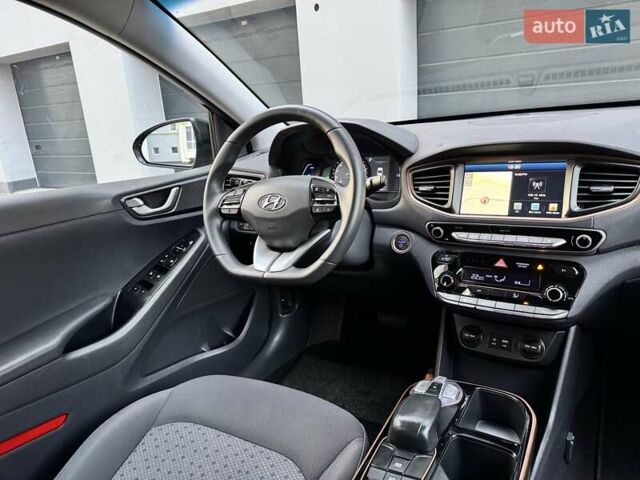 Черный Хендай Ioniq Electric, объемом двигателя 0 л и пробегом 93 тыс. км за 12500 $, фото 32 на Automoto.ua