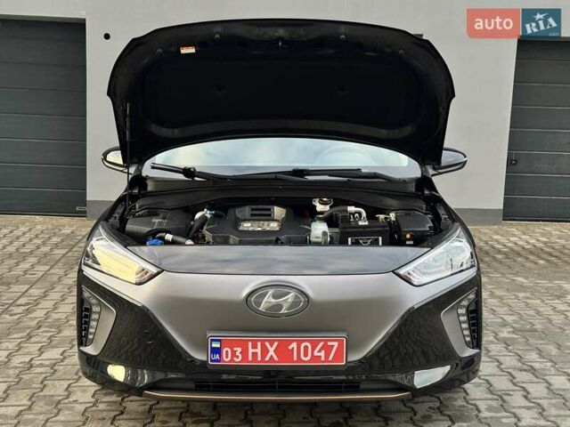 Черный Хендай Ioniq Electric, объемом двигателя 0 л и пробегом 93 тыс. км за 12500 $, фото 62 на Automoto.ua