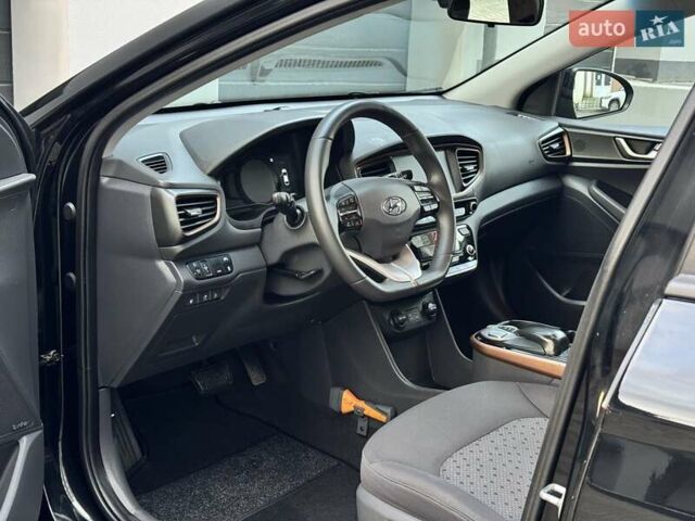 Черный Хендай Ioniq Electric, объемом двигателя 0 л и пробегом 93 тыс. км за 12500 $, фото 26 на Automoto.ua
