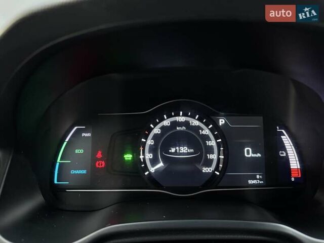 Черный Хендай Ioniq Electric, объемом двигателя 0 л и пробегом 93 тыс. км за 12500 $, фото 31 на Automoto.ua