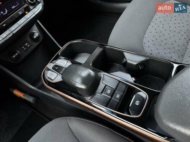 Черный Хендай Ioniq Electric, объемом двигателя 0 л и пробегом 93 тыс. км за 12500 $, фото 44 на Automoto.ua