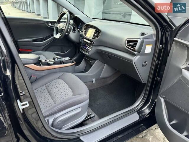Черный Хендай Ioniq Electric, объемом двигателя 0 л и пробегом 93 тыс. км за 12500 $, фото 48 на Automoto.ua