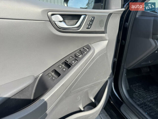 Чорний Хендай Ioniq Electric, об'ємом двигуна 0 л та пробігом 97 тис. км за 13500 $, фото 7 на Automoto.ua