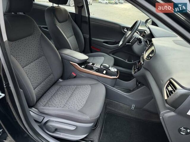 Черный Хендай Ioniq Electric, объемом двигателя 0 л и пробегом 93 тыс. км за 12500 $, фото 47 на Automoto.ua