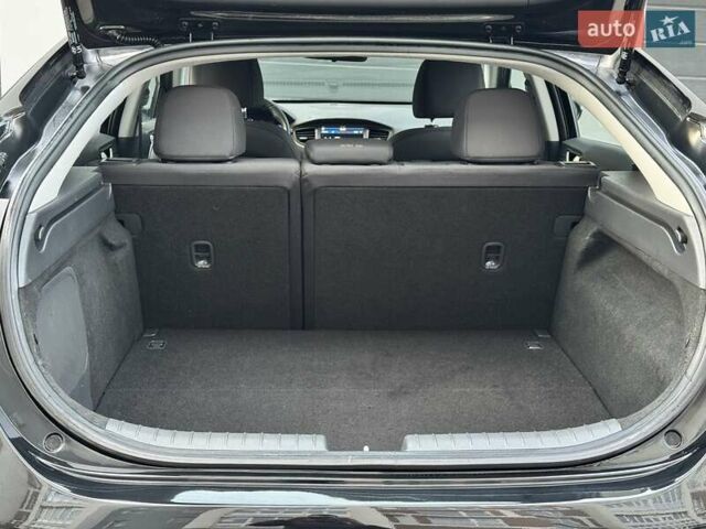 Черный Хендай Ioniq Electric, объемом двигателя 0 л и пробегом 93 тыс. км за 12500 $, фото 59 на Automoto.ua