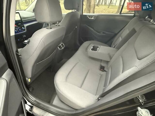 Черный Хендай Ioniq Electric, объемом двигателя 0 л и пробегом 50 тыс. км за 16999 $, фото 28 на Automoto.ua