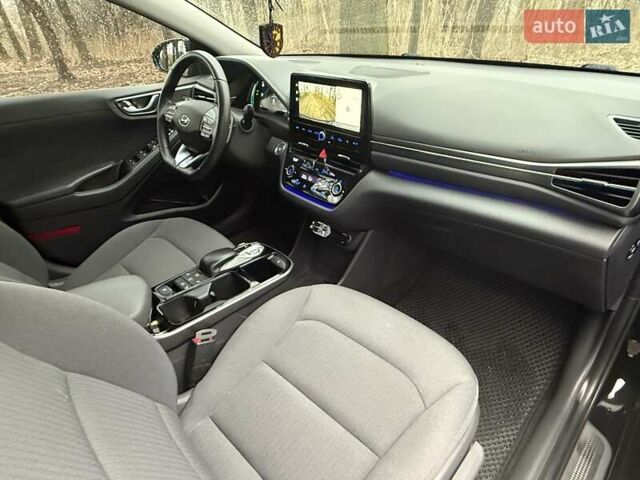 Черный Хендай Ioniq Electric, объемом двигателя 0 л и пробегом 50 тыс. км за 16999 $, фото 25 на Automoto.ua