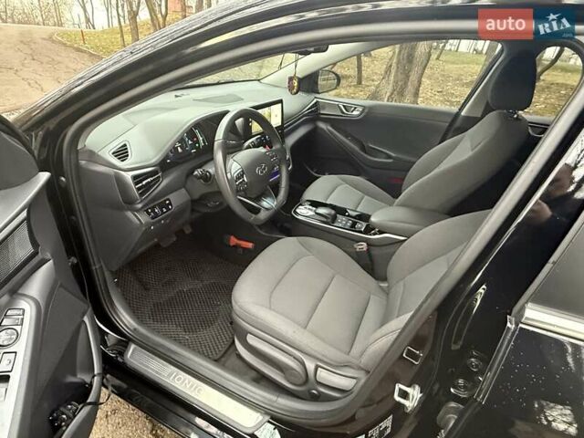 Черный Хендай Ioniq Electric, объемом двигателя 0 л и пробегом 50 тыс. км за 16999 $, фото 19 на Automoto.ua