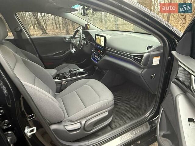 Черный Хендай Ioniq Electric, объемом двигателя 0 л и пробегом 50 тыс. км за 16999 $, фото 26 на Automoto.ua