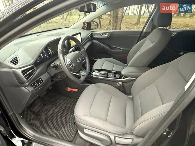 Черный Хендай Ioniq Electric, объемом двигателя 0 л и пробегом 50 тыс. км за 16999 $, фото 21 на Automoto.ua
