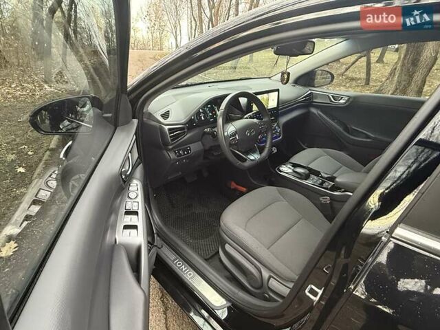 Черный Хендай Ioniq Electric, объемом двигателя 0 л и пробегом 50 тыс. км за 16999 $, фото 20 на Automoto.ua
