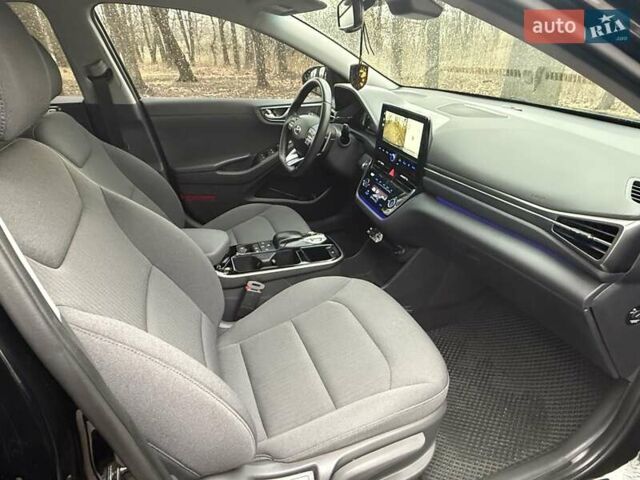 Черный Хендай Ioniq Electric, объемом двигателя 0 л и пробегом 50 тыс. км за 16999 $, фото 24 на Automoto.ua