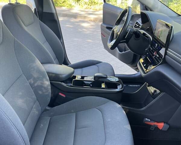 Черный Хендай Ioniq Electric, объемом двигателя 0 л и пробегом 76 тыс. км за 15700 $, фото 48 на Automoto.ua