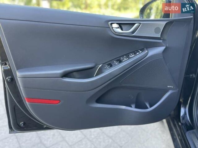Черный Хендай Ioniq Electric, объемом двигателя 0 л и пробегом 76 тыс. км за 15700 $, фото 40 на Automoto.ua