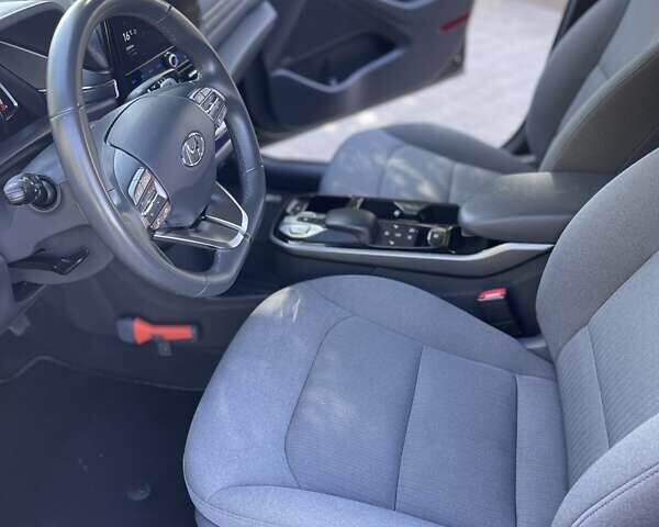 Черный Хендай Ioniq Electric, объемом двигателя 0 л и пробегом 76 тыс. км за 15700 $, фото 20 на Automoto.ua