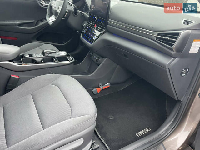 Коричневый Хендай Ioniq Electric, объемом двигателя 0 л и пробегом 119 тыс. км за 14900 $, фото 19 на Automoto.ua