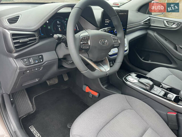 Коричневый Хендай Ioniq Electric, объемом двигателя 0 л и пробегом 119 тыс. км за 14900 $, фото 18 на Automoto.ua