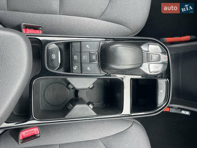 Коричневый Хендай Ioniq Electric, объемом двигателя 0 л и пробегом 119 тыс. км за 14900 $, фото 20 на Automoto.ua