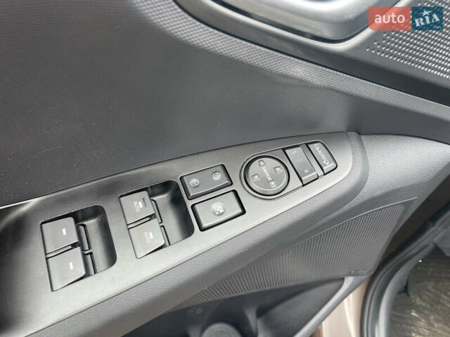 Коричневый Хендай Ioniq Electric, объемом двигателя 0 л и пробегом 119 тыс. км за 14900 $, фото 17 на Automoto.ua