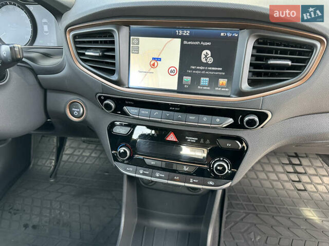 Красный Хендай Ioniq Electric, объемом двигателя 0 л и пробегом 101 тыс. км за 11800 $, фото 16 на Automoto.ua
