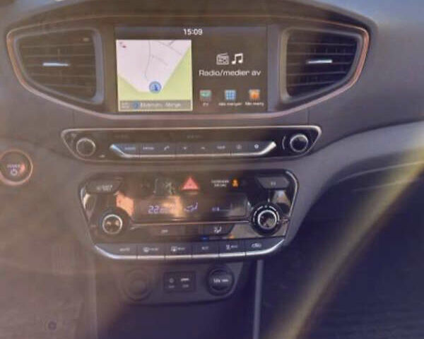 Серый Хендай Ioniq Electric, объемом двигателя 0 л и пробегом 102 тыс. км за 12500 $, фото 9 на Automoto.ua