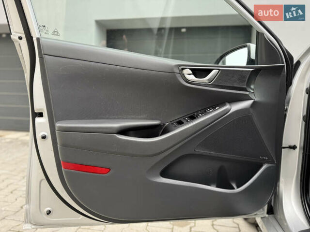 Серый Хендай Ioniq Electric, объемом двигателя 0 л и пробегом 127 тыс. км за 10999 $, фото 59 на Automoto.ua