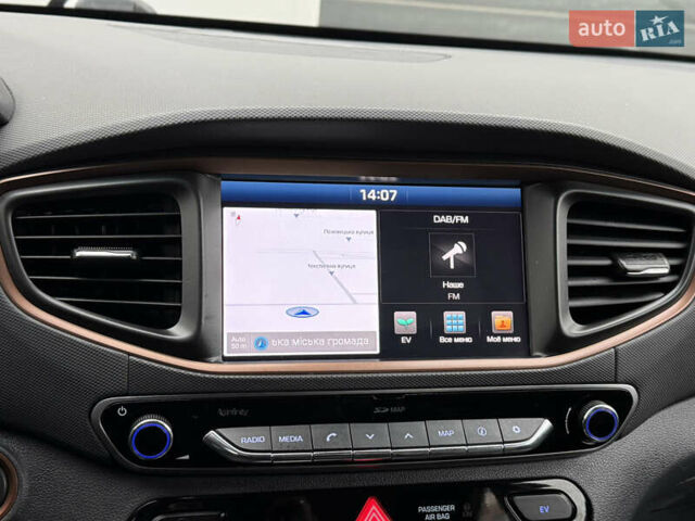 Серый Хендай Ioniq Electric, объемом двигателя 0 л и пробегом 127 тыс. км за 10999 $, фото 67 на Automoto.ua