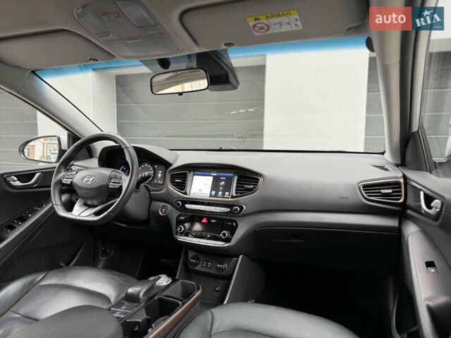 Серый Хендай Ioniq Electric, объемом двигателя 0 л и пробегом 127 тыс. км за 10999 $, фото 49 на Automoto.ua