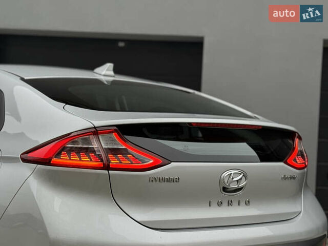 Серый Хендай Ioniq Electric, объемом двигателя 0 л и пробегом 127 тыс. км за 10999 $, фото 30 на Automoto.ua