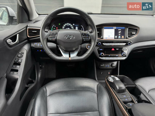 Серый Хендай Ioniq Electric, объемом двигателя 0 л и пробегом 127 тыс. км за 10999 $, фото 4 на Automoto.ua