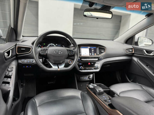 Серый Хендай Ioniq Electric, объемом двигателя 0 л и пробегом 127 тыс. км за 10999 $, фото 48 на Automoto.ua