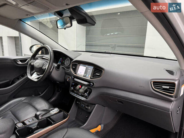 Серый Хендай Ioniq Electric, объемом двигателя 0 л и пробегом 127 тыс. км за 10999 $, фото 53 на Automoto.ua