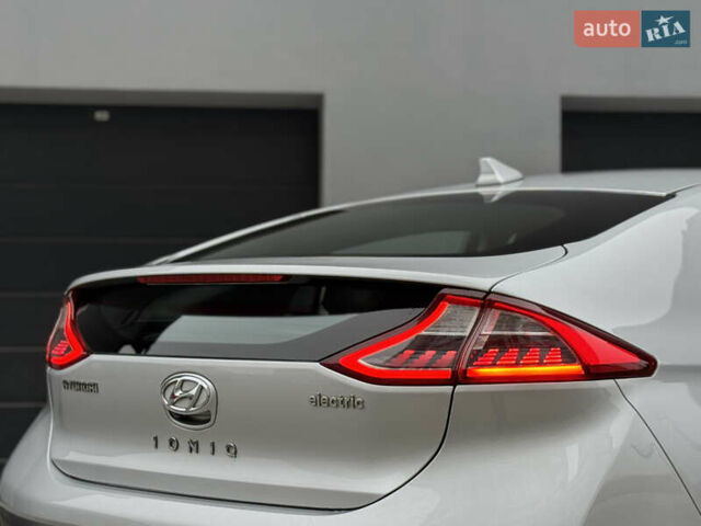 Серый Хендай Ioniq Electric, объемом двигателя 0 л и пробегом 127 тыс. км за 10999 $, фото 26 на Automoto.ua