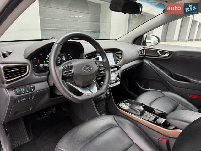 Серый Хендай Ioniq Electric, объемом двигателя 0 л и пробегом 127 тыс. км за 10999 $, фото 60 на Automoto.ua