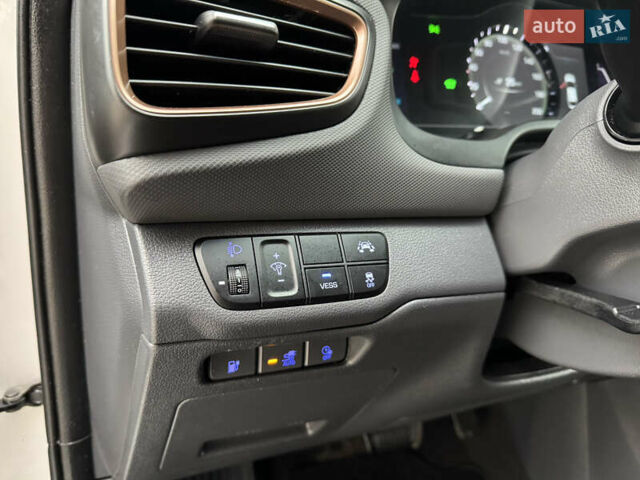 Серый Хендай Ioniq Electric, объемом двигателя 0 л и пробегом 127 тыс. км за 10999 $, фото 63 на Automoto.ua