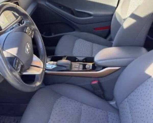 Серый Хендай Ioniq Electric, объемом двигателя 0 л и пробегом 102 тыс. км за 12500 $, фото 7 на Automoto.ua