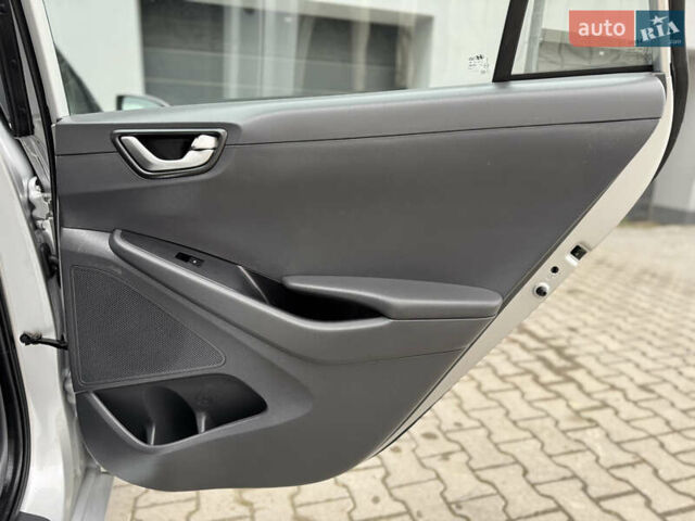 Серый Хендай Ioniq Electric, объемом двигателя 0 л и пробегом 127 тыс. км за 10999 $, фото 55 на Automoto.ua