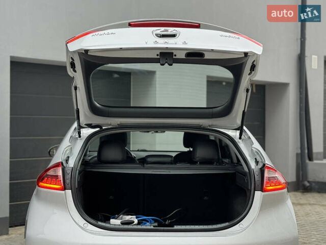 Серый Хендай Ioniq Electric, объемом двигателя 0 л и пробегом 127 тыс. км за 10999 $, фото 44 на Automoto.ua