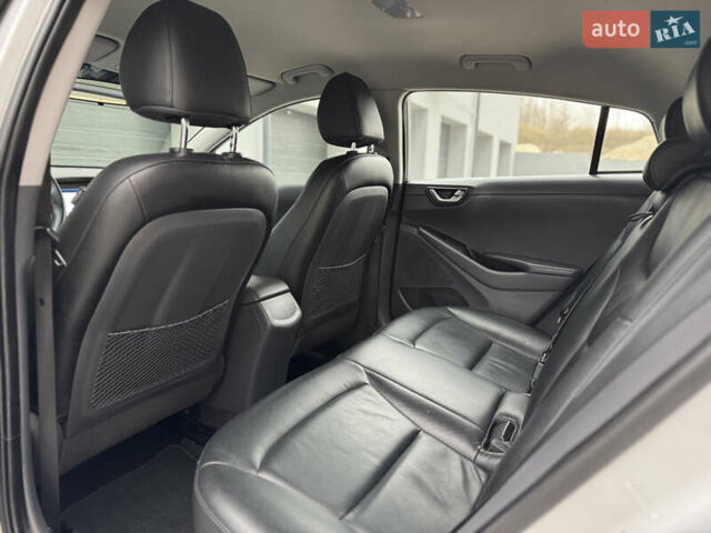 Серый Хендай Ioniq Electric, объемом двигателя 0 л и пробегом 127 тыс. км за 10999 $, фото 58 на Automoto.ua