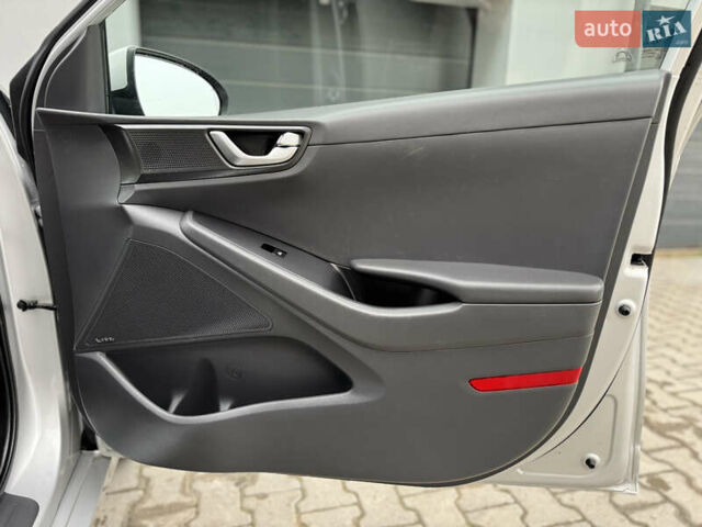 Серый Хендай Ioniq Electric, объемом двигателя 0 л и пробегом 127 тыс. км за 10999 $, фото 50 на Automoto.ua