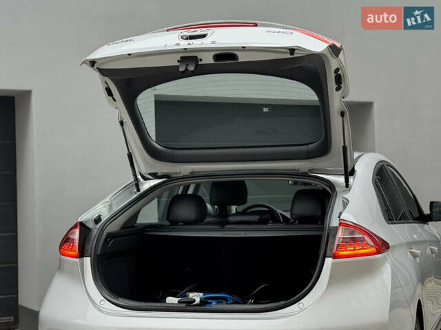 Серый Хендай Ioniq Electric, объемом двигателя 0 л и пробегом 127 тыс. км за 10999 $, фото 46 на Automoto.ua