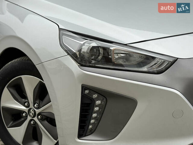 Серый Хендай Ioniq Electric, объемом двигателя 0 л и пробегом 127 тыс. км за 10999 $, фото 9 на Automoto.ua