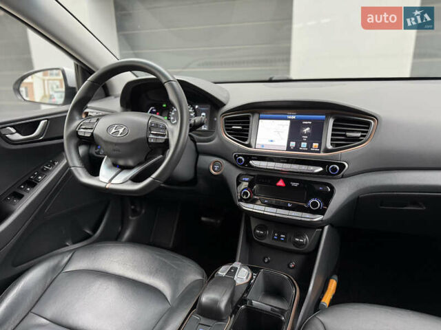 Серый Хендай Ioniq Electric, объемом двигателя 0 л и пробегом 127 тыс. км за 10999 $, фото 3 на Automoto.ua