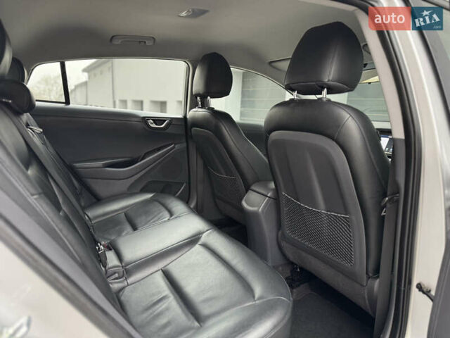 Серый Хендай Ioniq Electric, объемом двигателя 0 л и пробегом 127 тыс. км за 10999 $, фото 56 на Automoto.ua